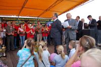 przy mikrofonie Dyr. Zakładu MCHiRZ w Brześciu Tomasz Prawica